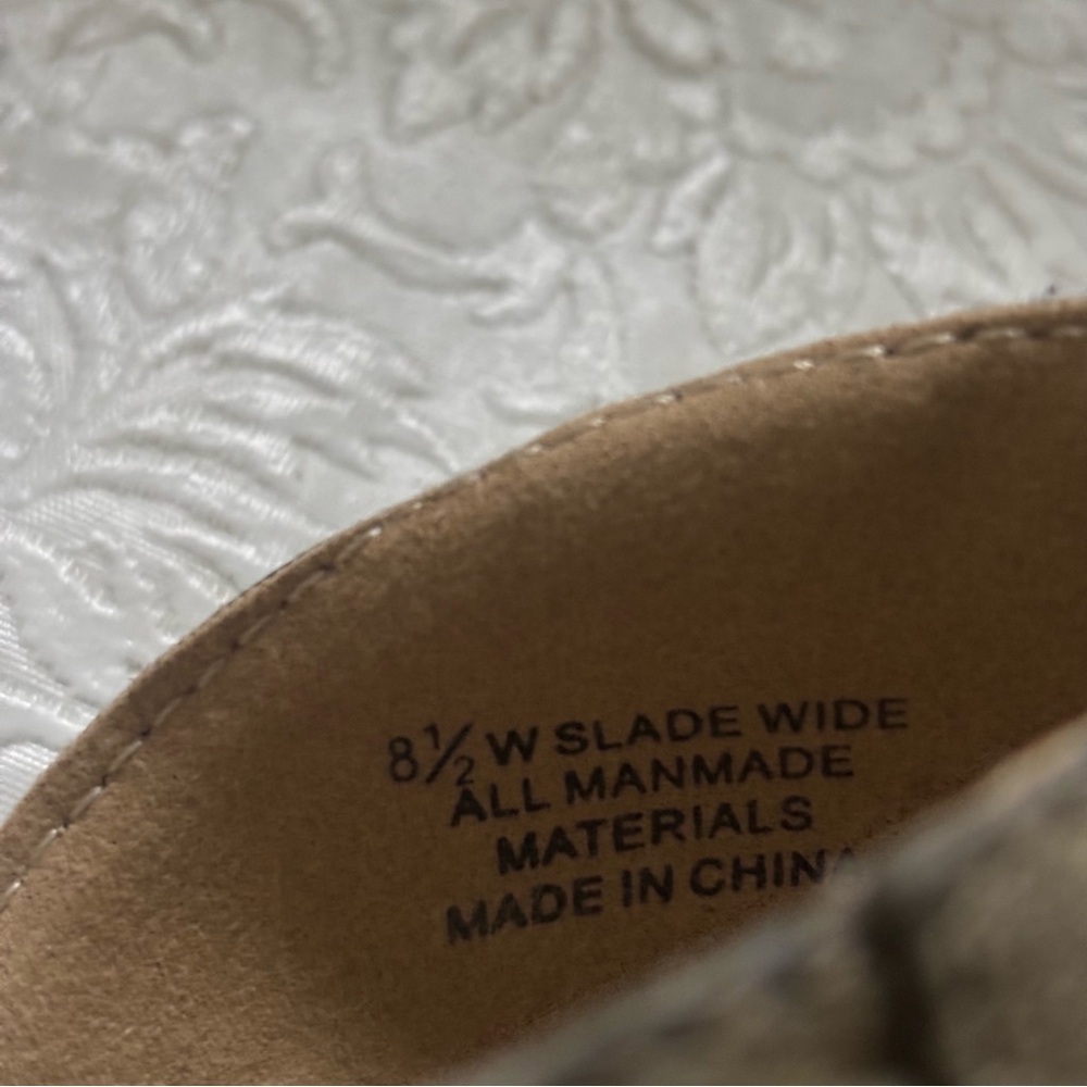 ❤️2/$15or3/$21❤️Nicole Slade Faux Suede /Green Taupe Open Toe Flats, Size 8.5W - Picture 11 of 12